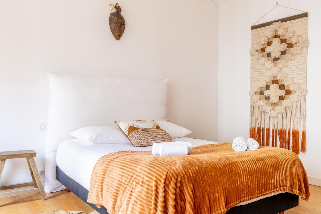 Bedroom 3 — macramé wall hanging, warm tones