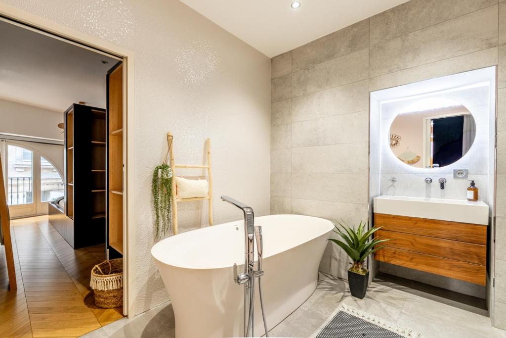 Bathroom — tub and vanity, different angle